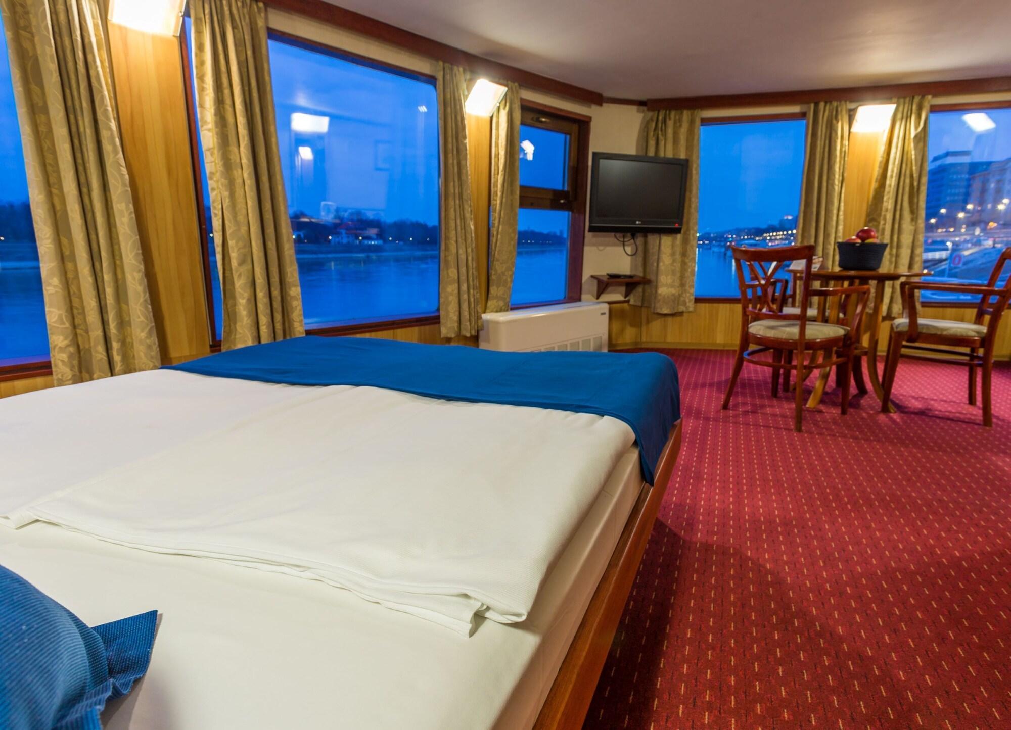 Fortuna Boat Hotel en barco Budapest