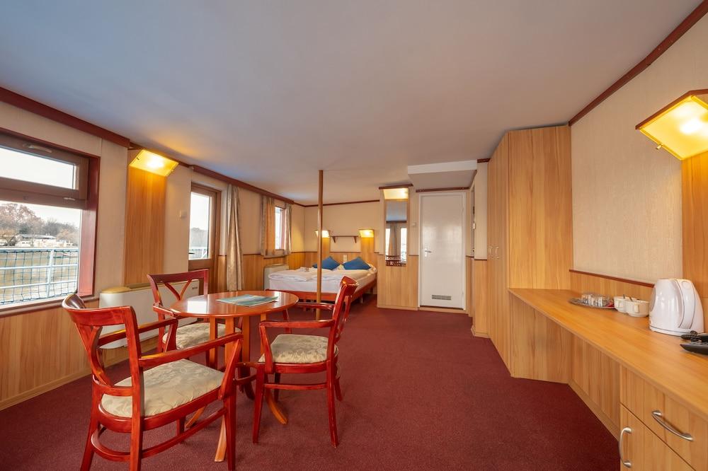 Fortuna Boat Hotel en barco