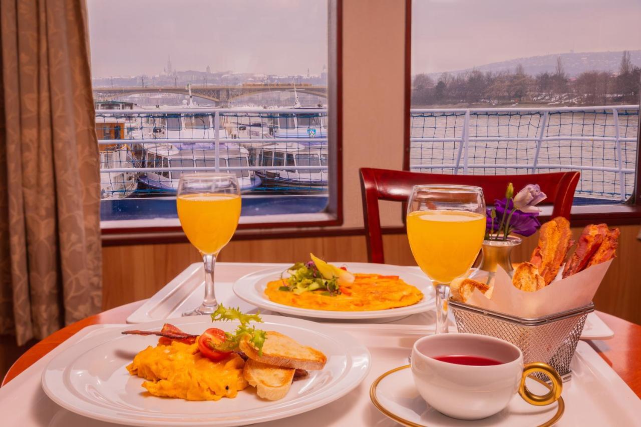 Fortuna Boat Hotel en barco