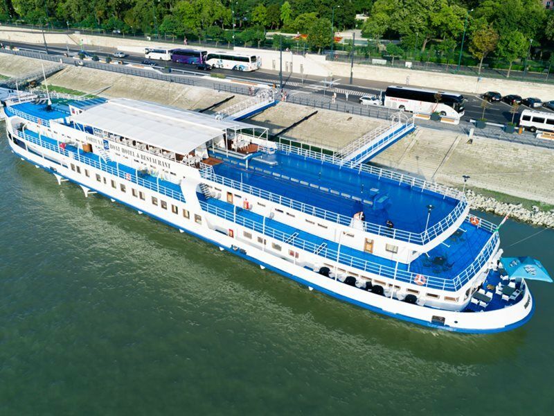Fortuna Boat Hotel en barco 3*